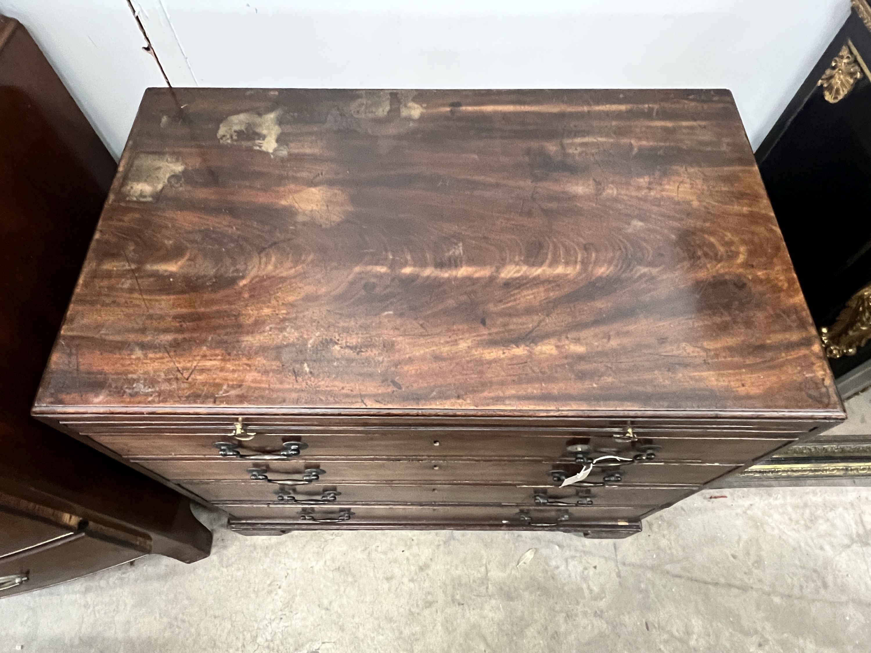 A Georgian mahogany straight front chest, fitted four graduated drawers and a slide, caddy top, brass handles and square bracket feet, width 84cm, depth 49cm, height 79cm